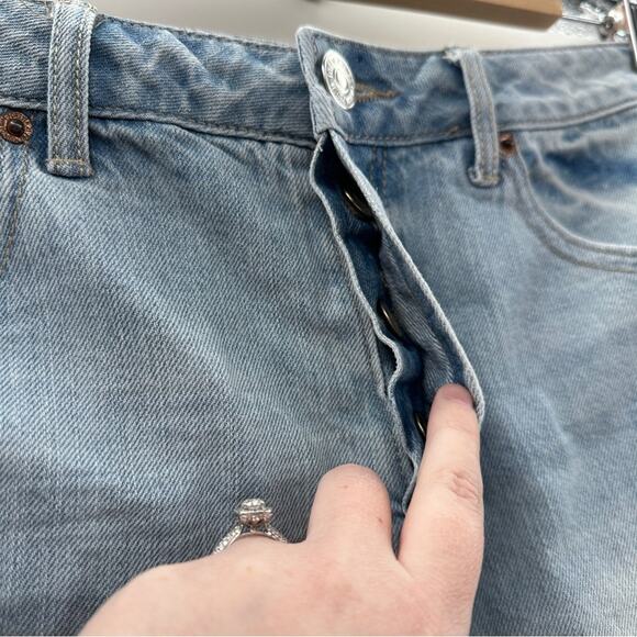 Forever 21 High Rise Raw Hem Light Wash Short Shorts Size 28 - Picture 3 of 9